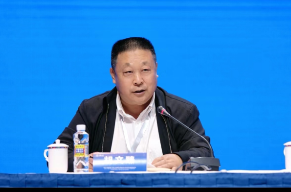 中国社会科学院社会发展研究中心胡文臻研究员主持新闻发布会