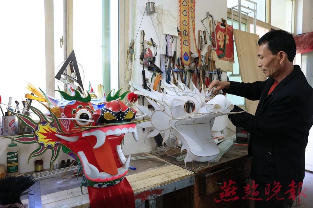 王振中正在制作风筝骨架春风吹,风筝飞,又到了放风筝的季节,在不少人