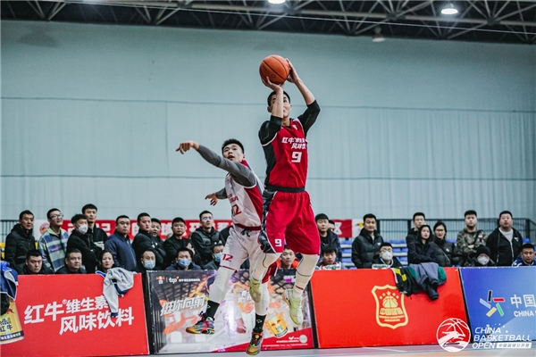 将目光投向北区赛场,吉林队的张弘被人们称为"吉林球王",在比赛中强大