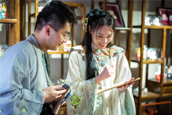 图为玩家与NPC进行互动解谜。