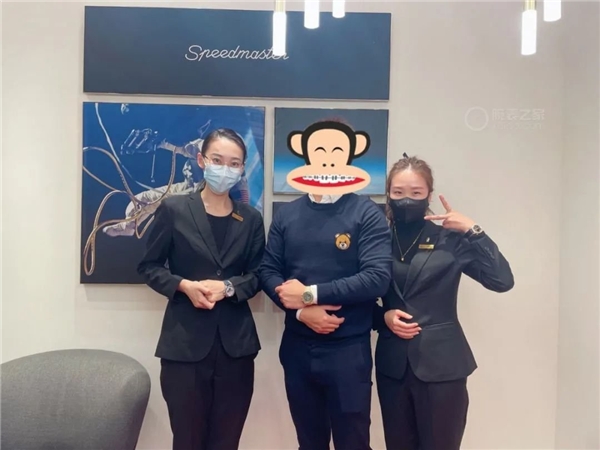 　　▲广州太古汇店，我的销售和店长，颜值碾压我只能不露面了