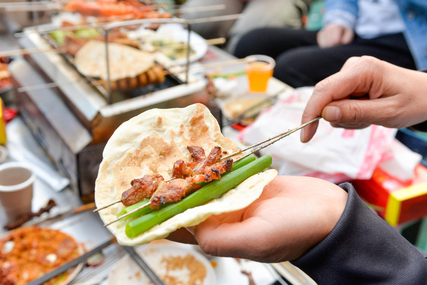 ↑食客展示淄博烧烤的吃法 图据视觉中国