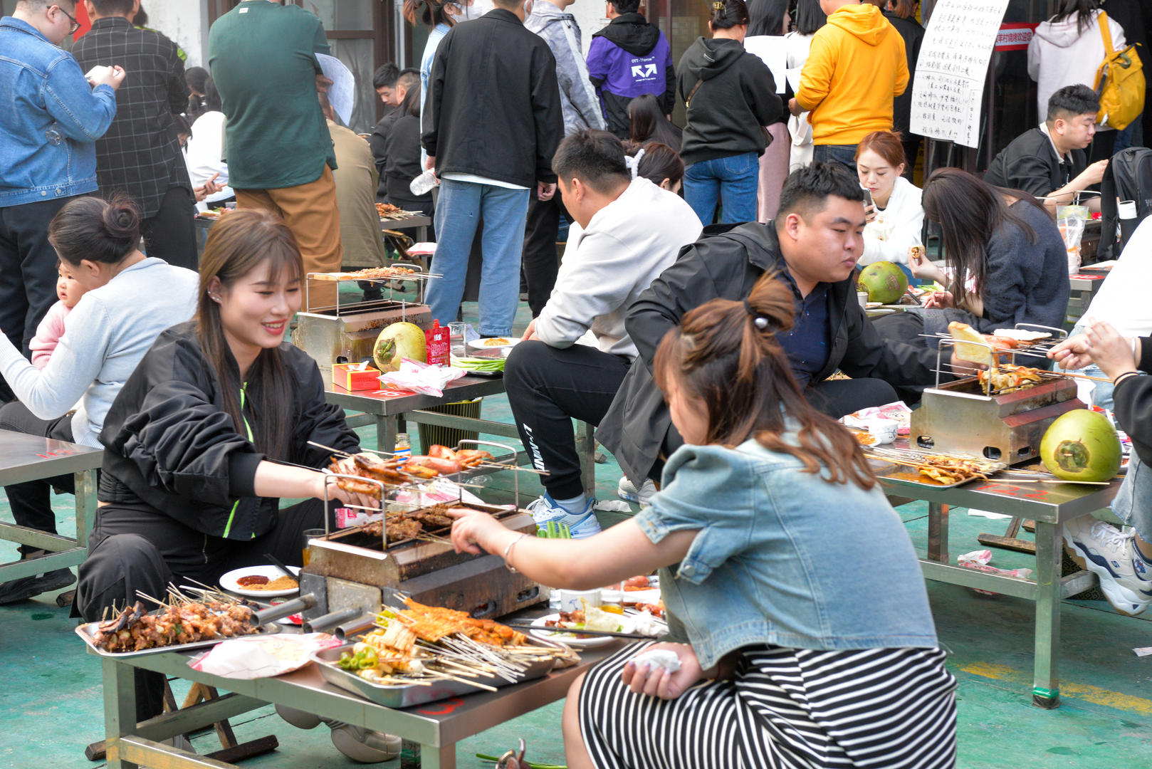 ↑山东淄博，食客正在享用烧烤 图据视觉中国
