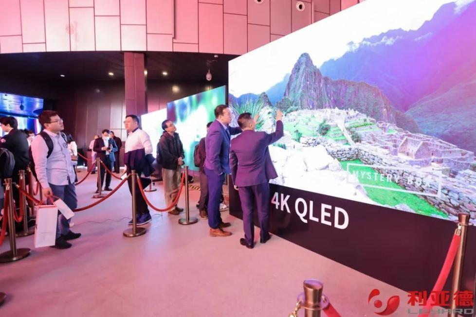媒体及投资者参观全球首款QLED 4K直显大屏