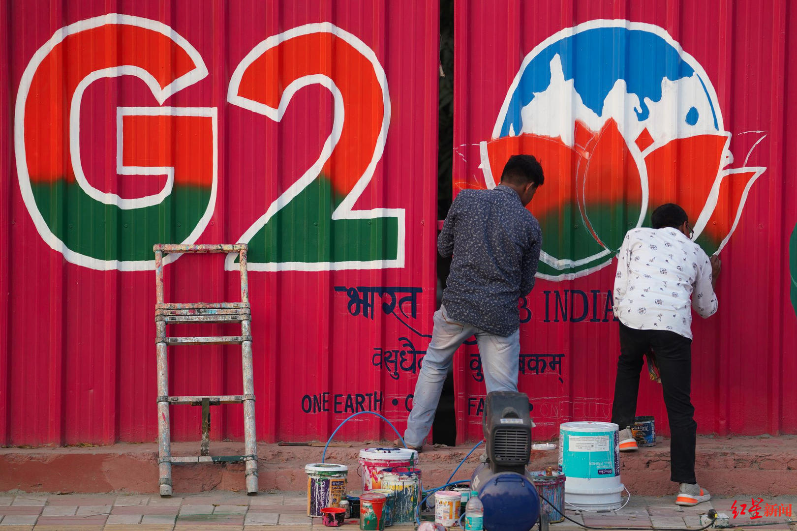 ↑3月1日，一名艺术家正在为G20标志进行最后的润色