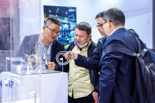 ?现场观众参观斯凯孚超精密轴承产品