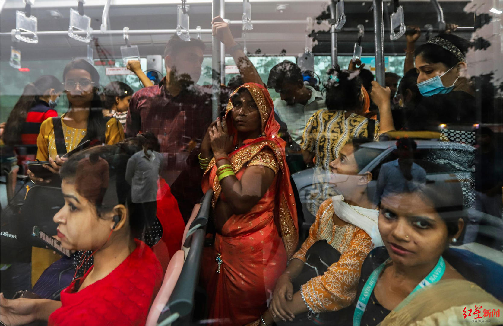 ↑新德里公交车上的乘客