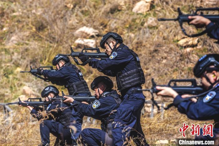 韩秉儒 摄快反队员进行95—1式自动步枪精度射击.