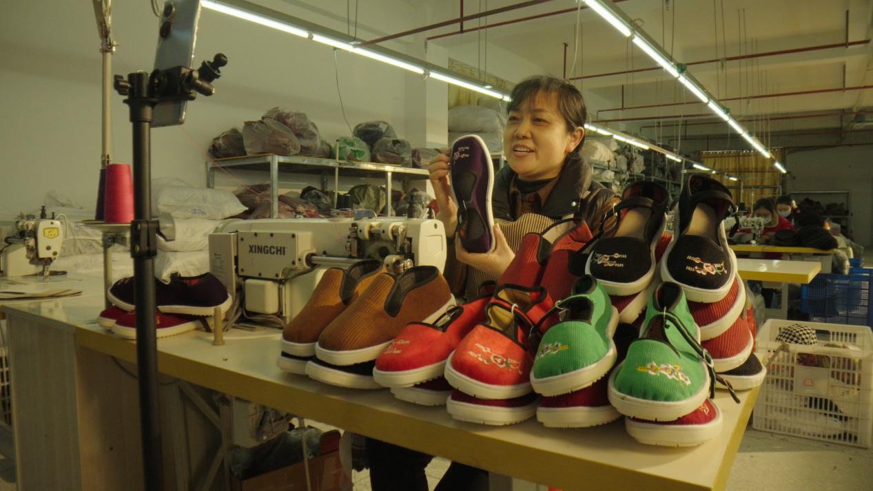 图注：巫溪何帆布鞋工厂，开启视频号直播带货后，销量翻至800万元。