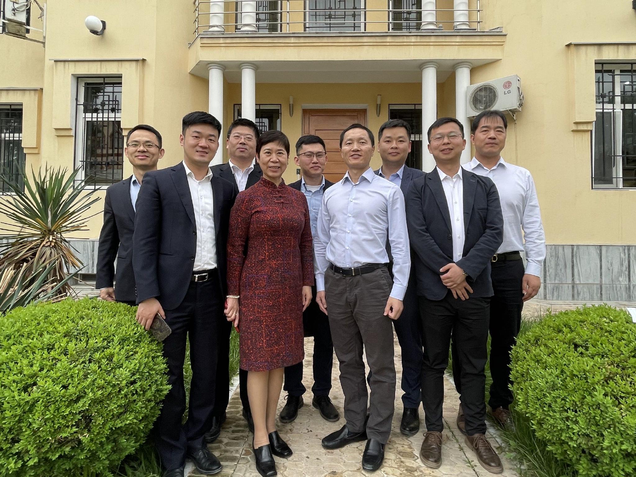 金玉龙参赞在塔什干走访调研中资企业