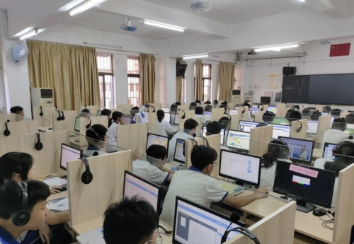 端州中学学生在智慧课室自主学习