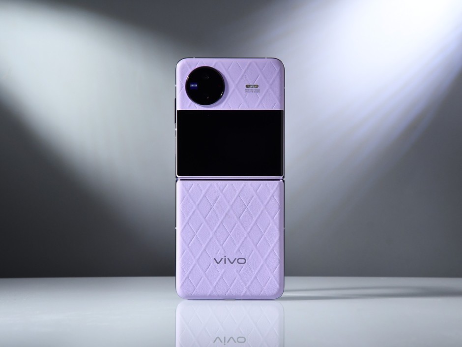 从指尖到心尖的浪漫，vivo X Flip菱紫配色图赏_手机新浪网