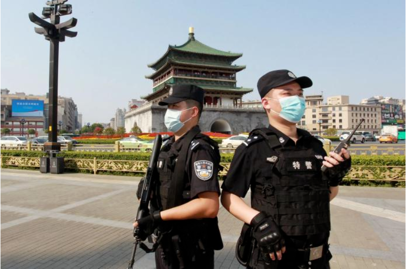 ▲西安街头的巡逻执勤民警