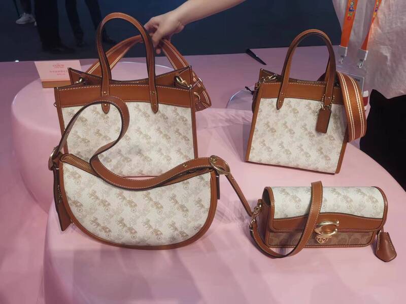 4款專供中國中免渠道的蔻馳女包進行首發。