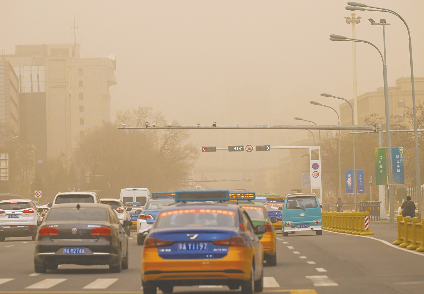     4月10日，车辆在呼和浩特街头行驶。当日，呼和浩特出现沙尘暴天气 新华社发