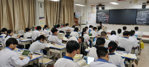 端州中学学生利用平板预习