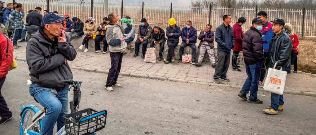 北京市顺义区仁和镇河南村附近的马路边，早上7点后，还有不少没找到日结岗位的农民工在“趴活”
