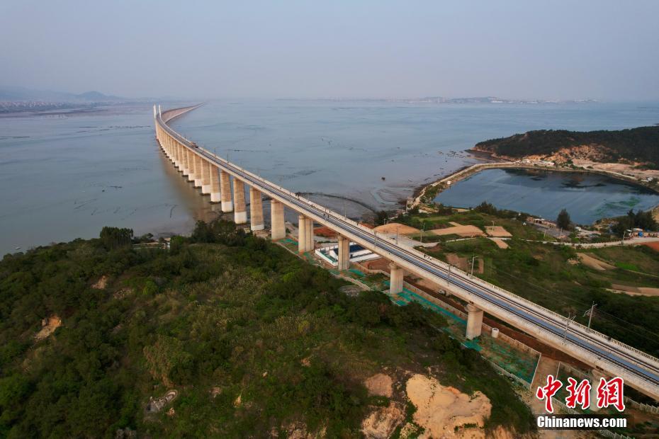 4月11日,福建省莆田市,空中航拍福厦高铁湄洲湾跨海大桥.