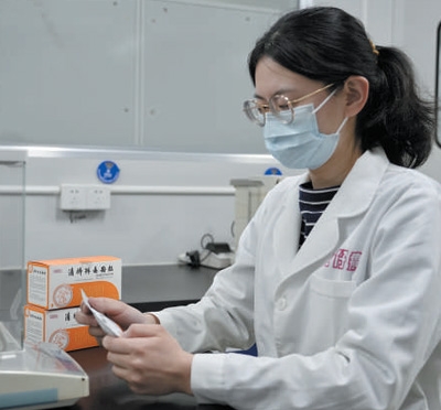 漳州片仔癀药业股份有限公司工作人员对清肺排毒颗粒进行检验。 林逸培摄