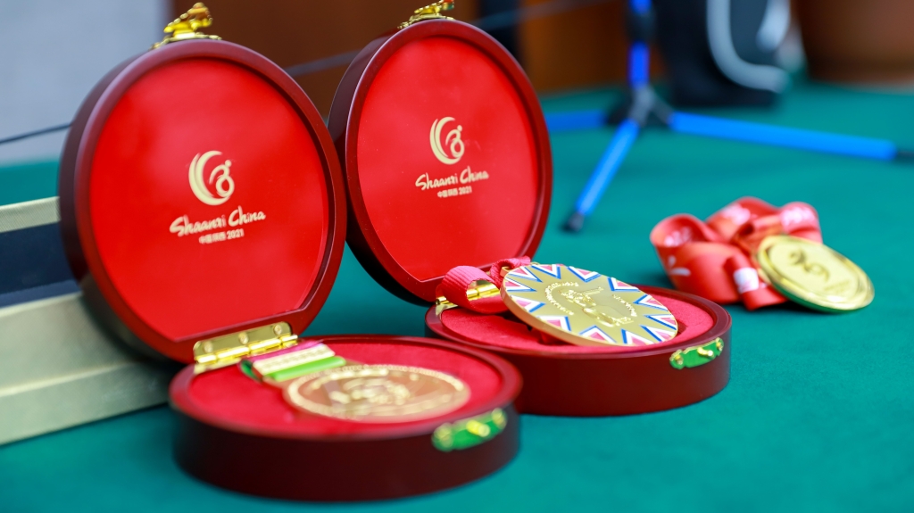 射击金牌,"骑射大花瓶"……重庆体育博物馆又上新一批体育文物|射箭