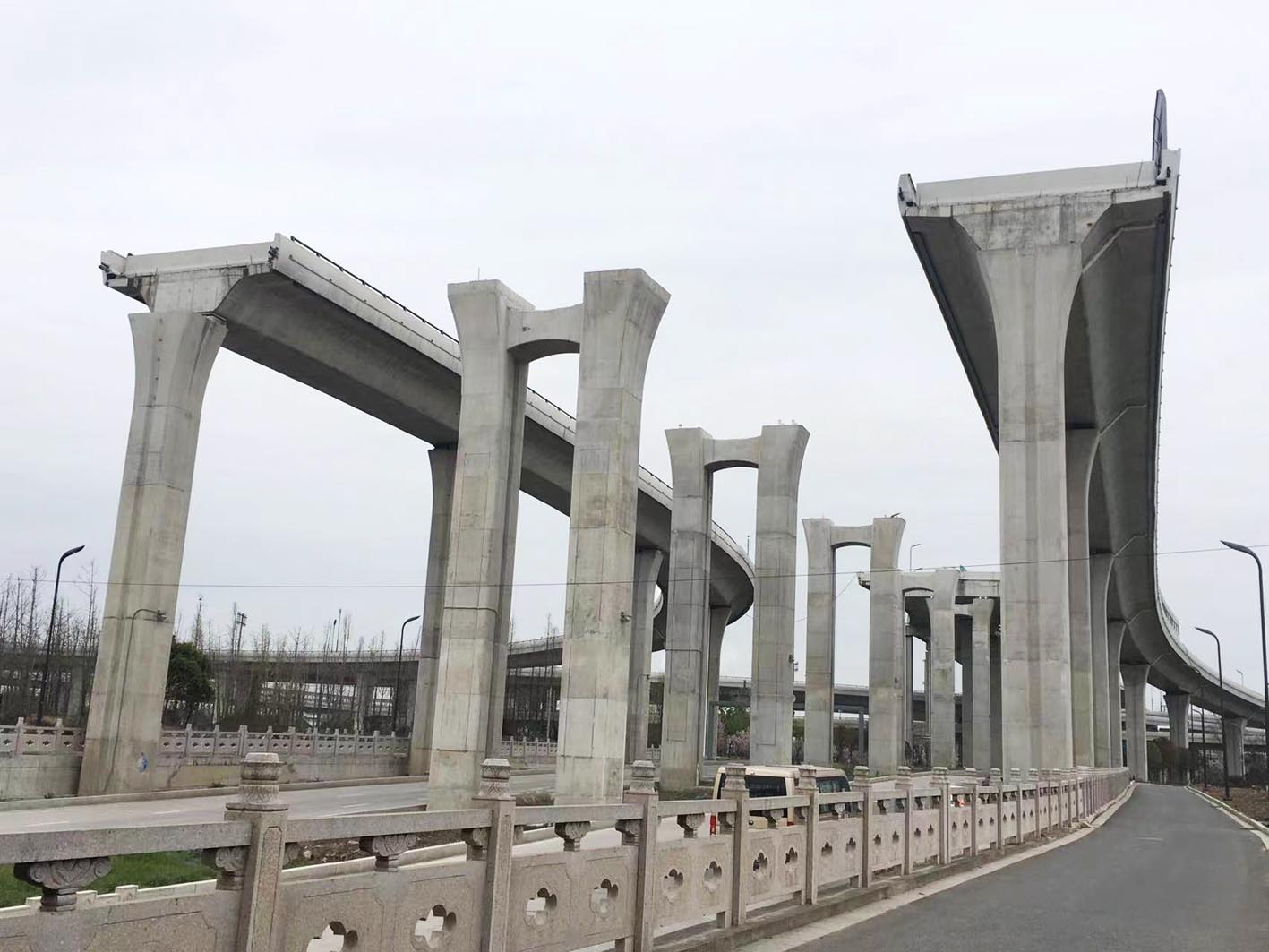 预留的高架桥墩柱.姜传刚 摄