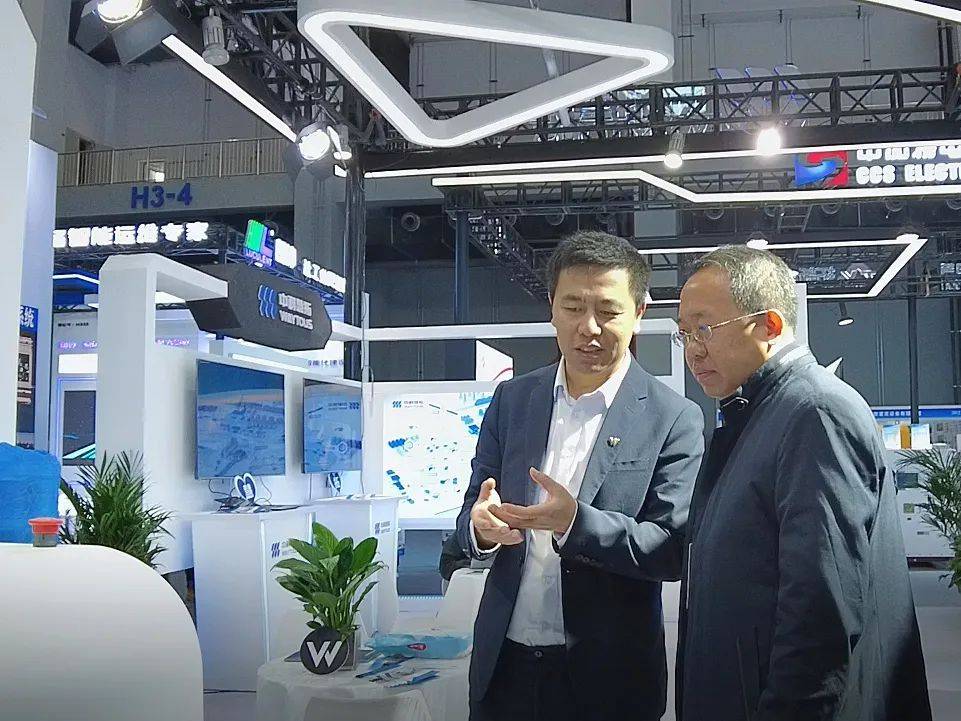 榆林市委常委、副市长赵勇参观中科慧拓展台