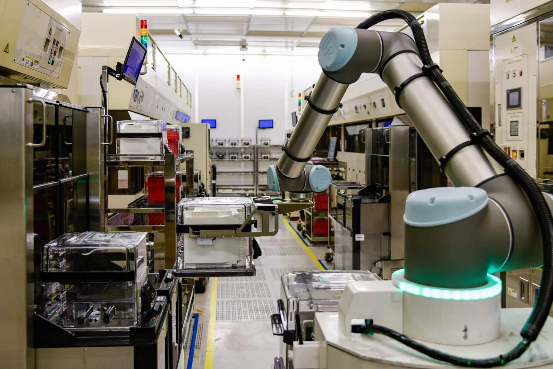 图为搬运机器人正在工作