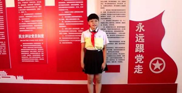 邓洁滢在展板前留念