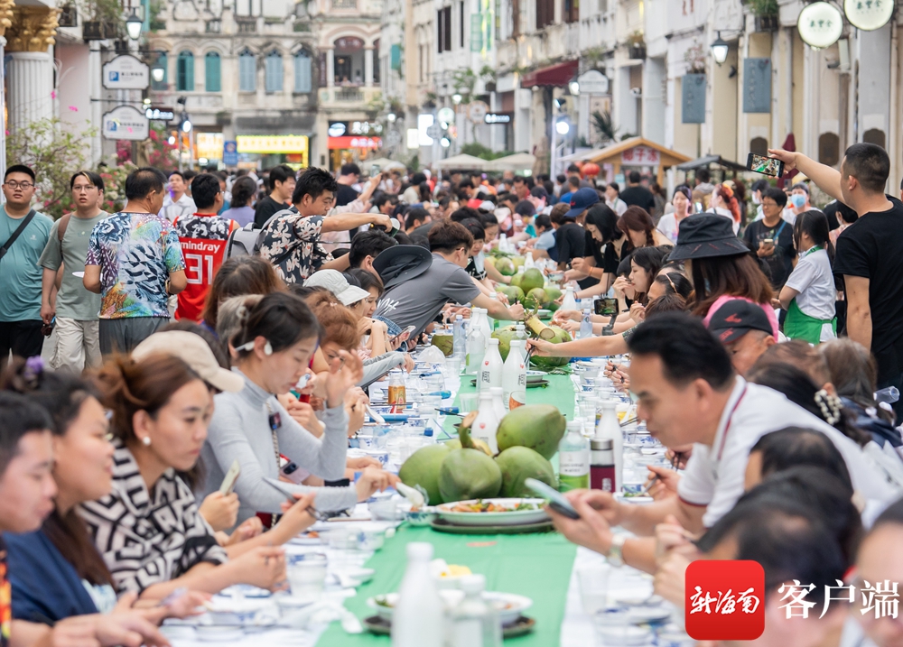 4月13日晚,"琼州家宴 千年文俗"琼韵之夜长桌宴在海口骑楼老街热闹