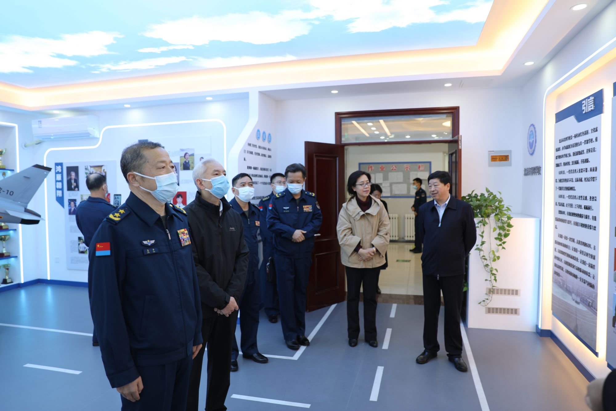 近日,空军政治工作部主任姜平,空军后勤部副部长徐春祥,北京市海淀区