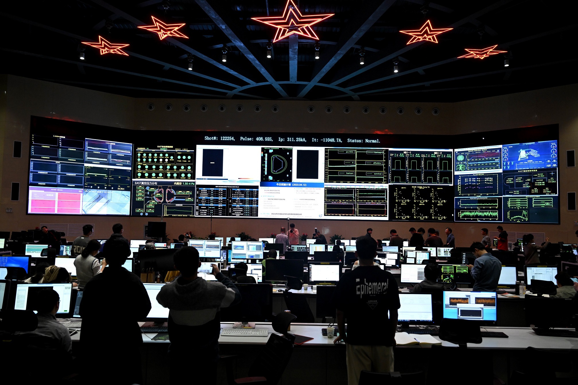 这是实验成功后的全超导托卡马克核聚变实验装置（EAST）控制大厅（图片来源：新华社）