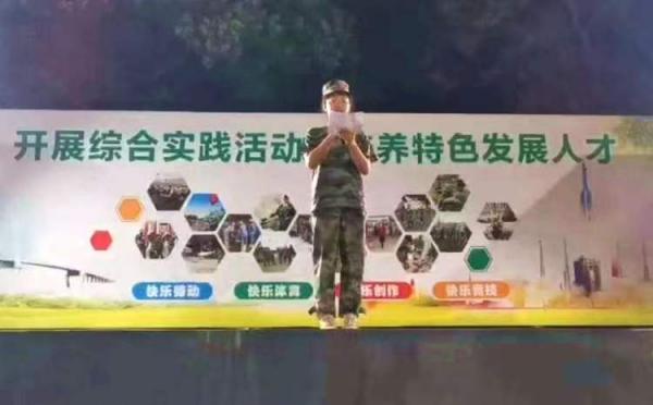 穿着戎装演讲的邓洁滢