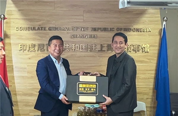 (图为黑神生物代表陈少武与印尼驻上海贸促会主任尤达·哈利姆赠礼留影)