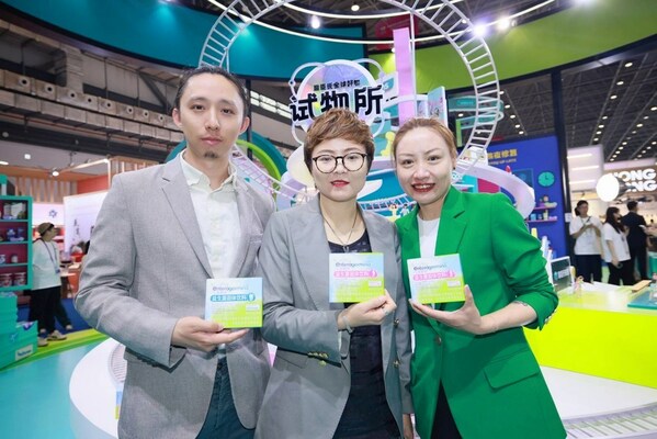 赛诺菲消费者健康药业中国区总经理陈汐女士以及屈臣氏聂薇女士消博会现场合影