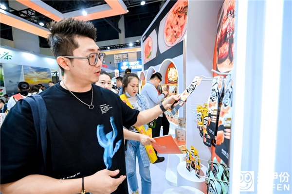 ? ?糖酒会上来宾对来伊份爆款单品兴趣盎然