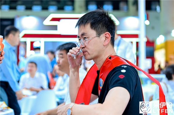 ??醉爱酒品酒抓拍瞬间