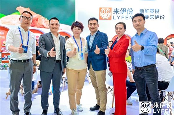 ?? ? ?来伊份总裁郁瑞芬带队出征