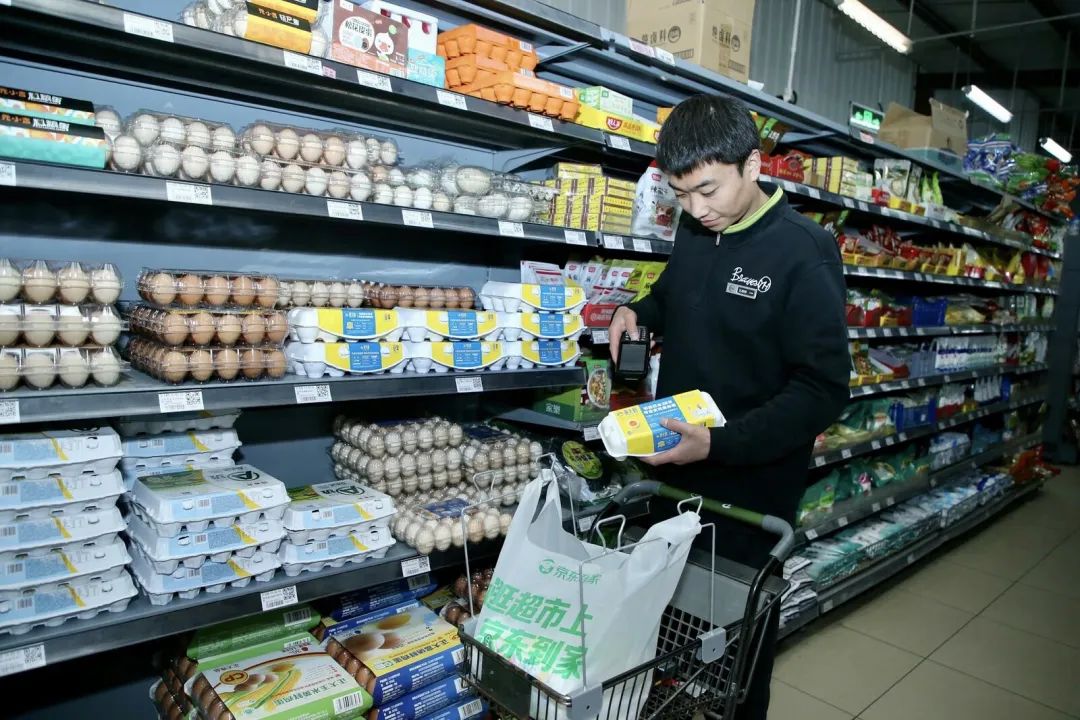 超市工作人员正在拣货黄天鹅京东到家订单