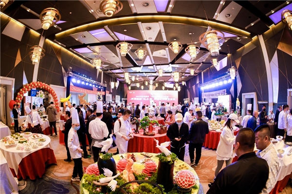 与会领导致辞、评委代表宣读比赛规则、厨师代表宣誓之后，怀柔餐饮协会对2022年度表现出色的兄弟单位予以隆重表彰。