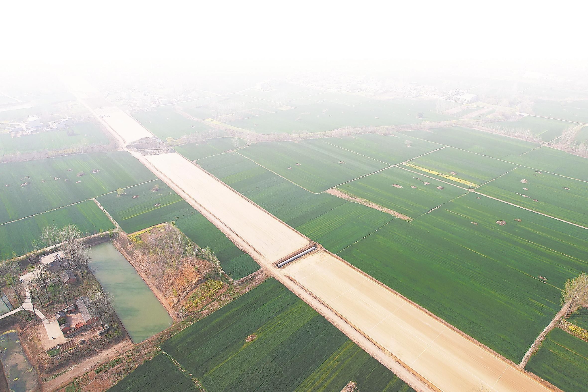 合周高速颍临段施工现场. 本报通讯员 朱生才 刘 悦 摄