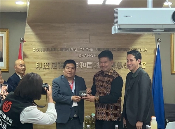 (图为王祥冰博士接受总领事戴宁代表印尼政府赠礼留影)