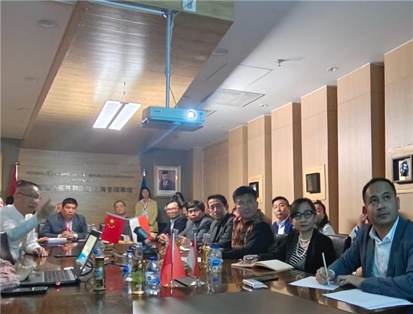 (图为企业家代表与印尼使领馆官员参会留影)