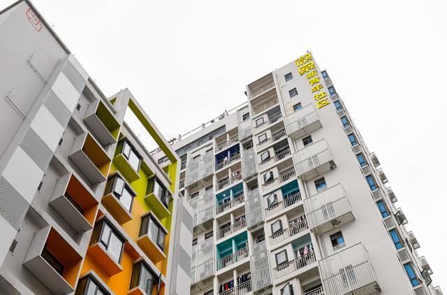 在深圳市龙华区元芬村拍摄的改造后的青年公寓外立面.