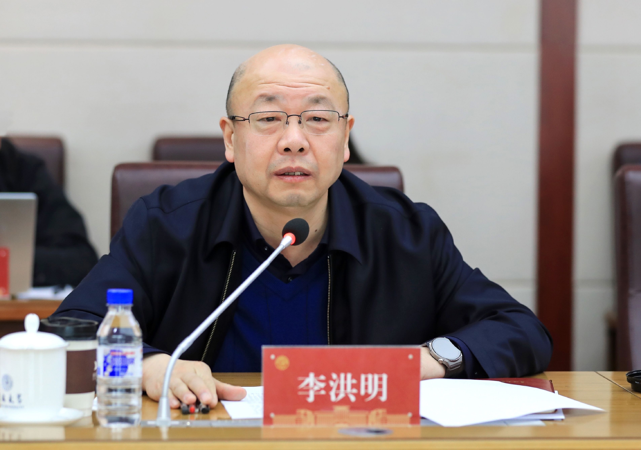 李洪明表示,新华社是国家通讯社,新华社的报道备受国内外关注.