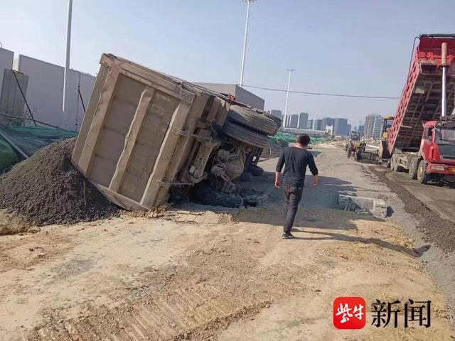 车轮压陷工地地面,货车重心失衡发生侧翻|货车_新浪财经_新浪网