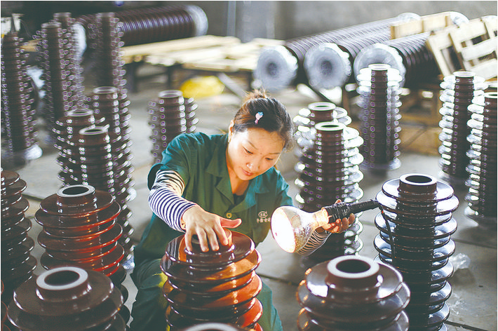 华鑫电瓷技术人员正检查新产品质量.记者/陈驰 摄