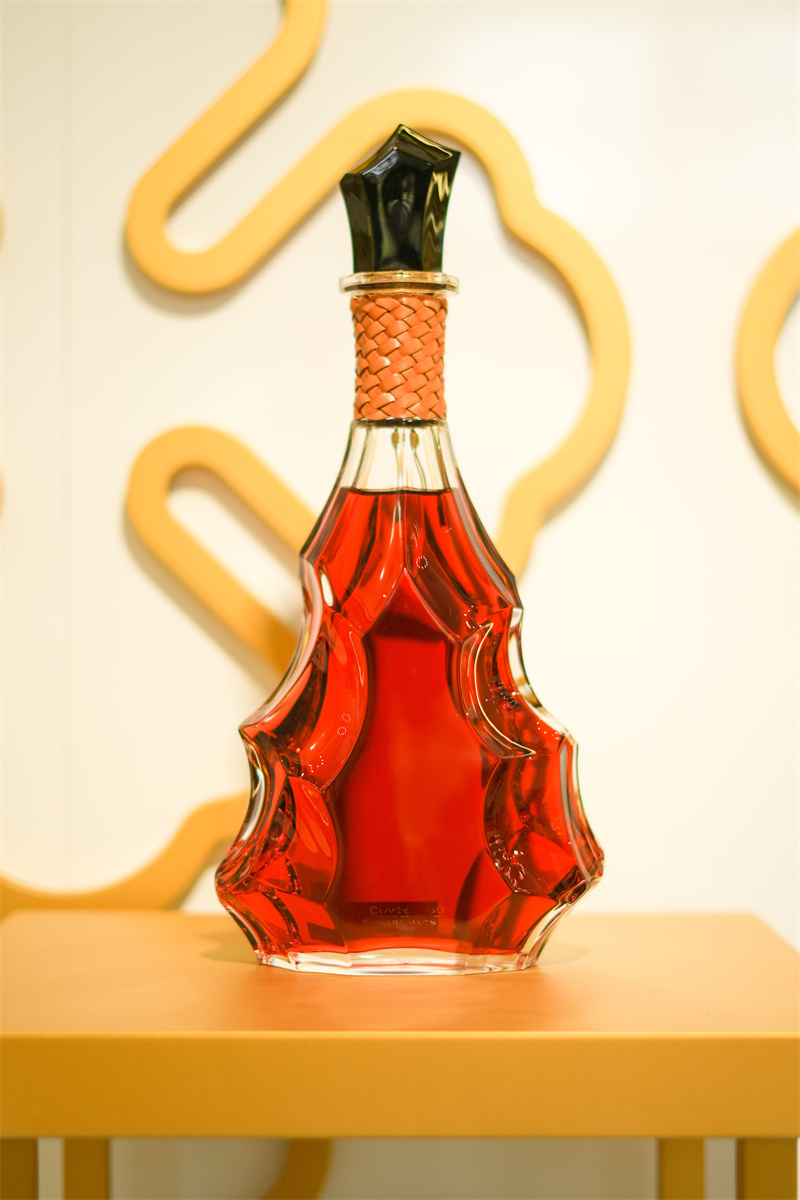 【图注：卡慕品牌展台上，Camus Cuvée 4.160承载于Serge Manseau雕刻的巴卡拉瓶身内，熠熠生辉】