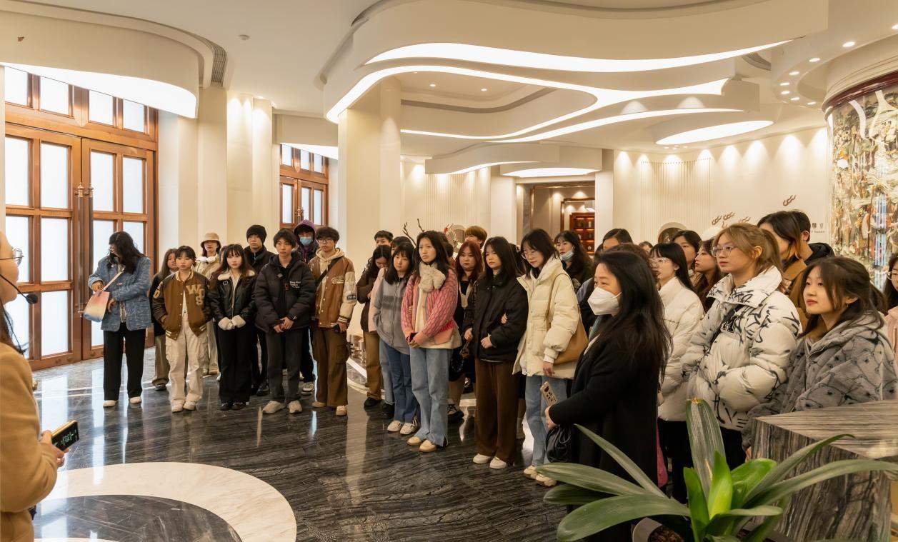 ▲四川美术学院参观交流的同学们在认真倾听