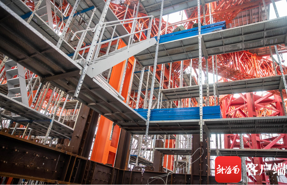 “空中造楼机”正式安装完成 助力海南第一高楼建设_新浪财经_新浪网