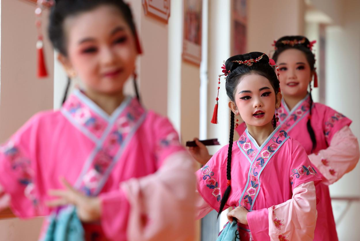 在合肥市琥珀名城小学,孩子们在从事黄梅戏表演.